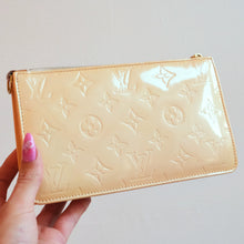 Load image into Gallery viewer, Vintage Pearl Vernis Pochette